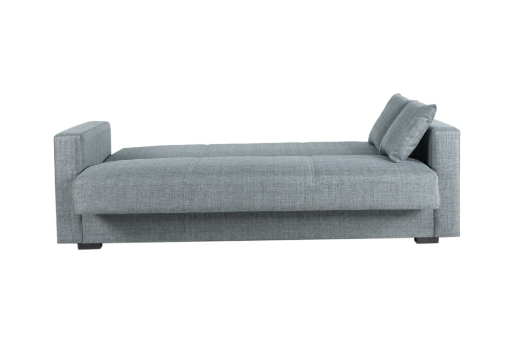 Grijze slaapbank met twee kussens en armleuningen in moderne stofbekleding