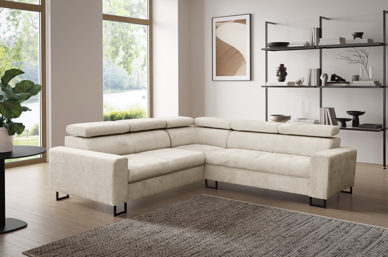 Beige hoekbank met verstelbare hoofdsteunen in moderne woonkamer met raam, plant en open kast