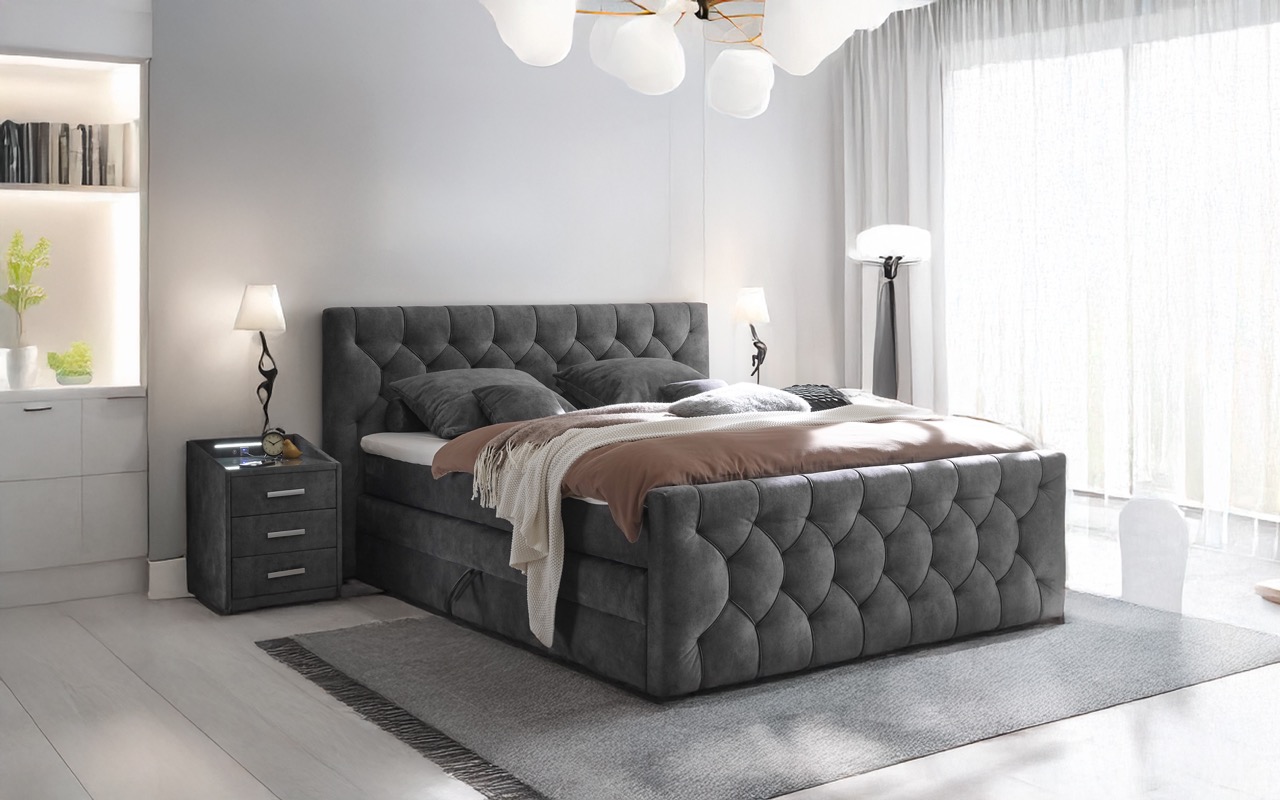 Slaapkamer met een gestoffeerd grijs tweepersoonsbed met ruitvormig patroon, nachtkastje en moderne verlichting