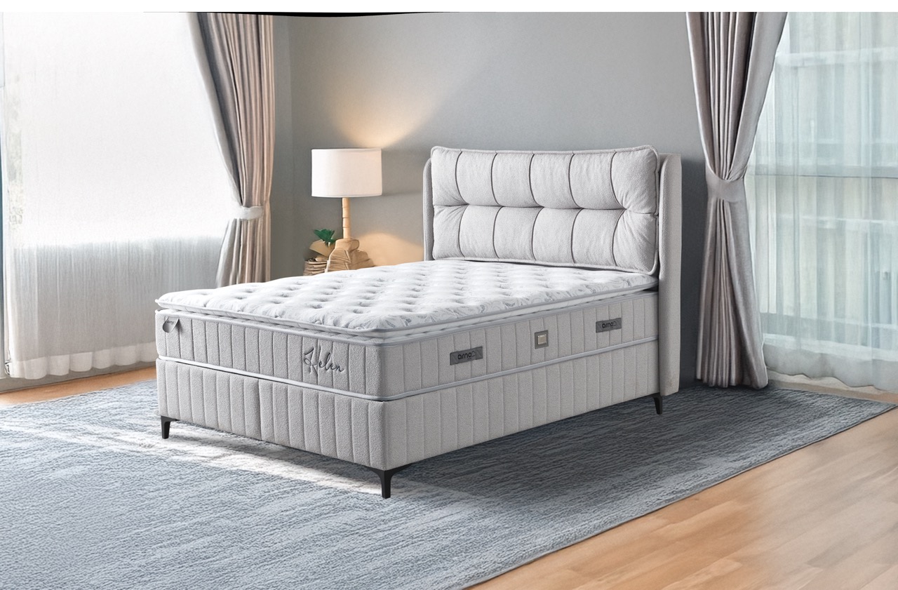 Luxe grijs gestoffeerd boxspringbed met hoofdbord in lichte slaapkamer bij Belga Meubel Brugge