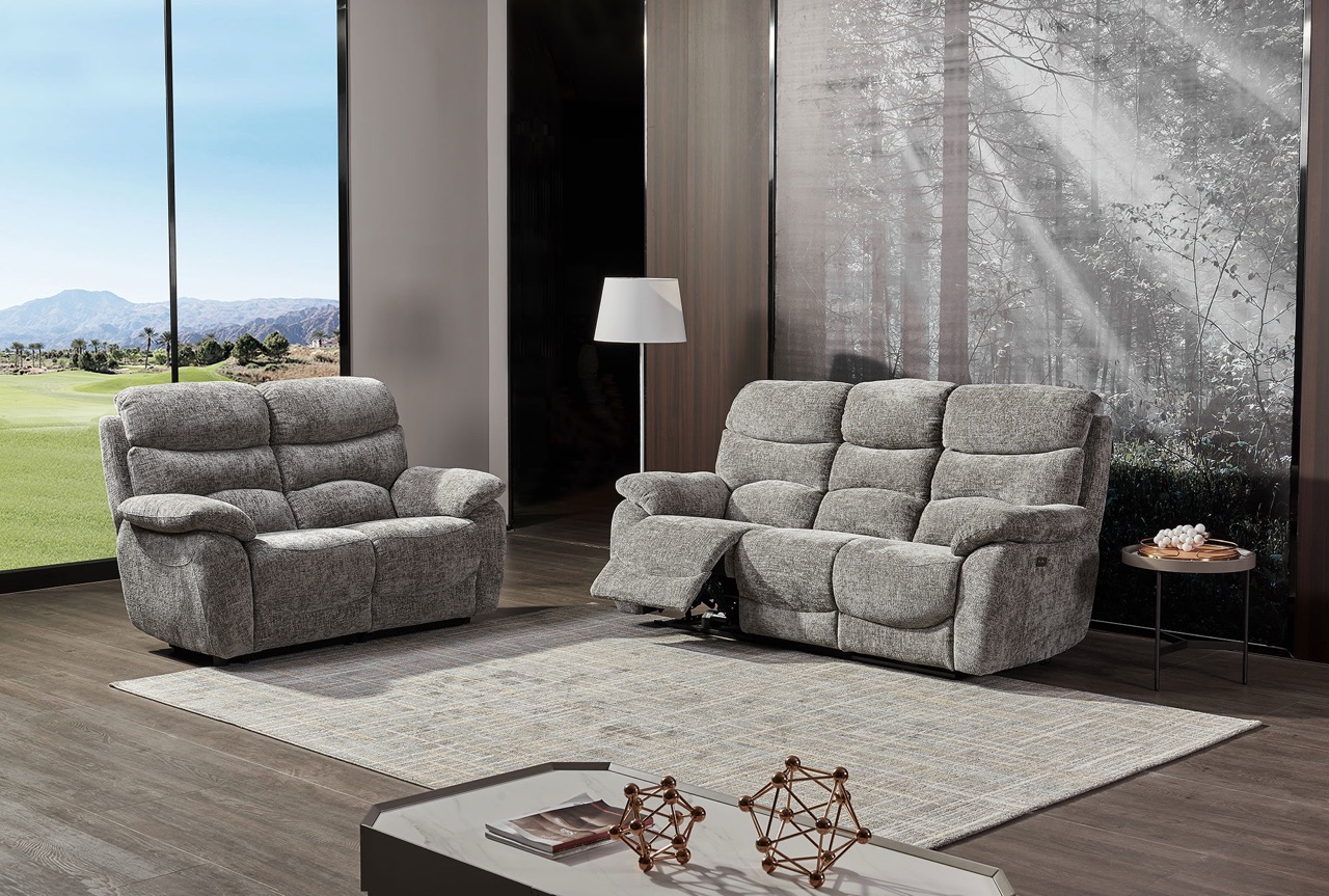 Grijze stoffen relaxzetels in moderne woonkamer met groot raam en natuurrijke achtergrond
