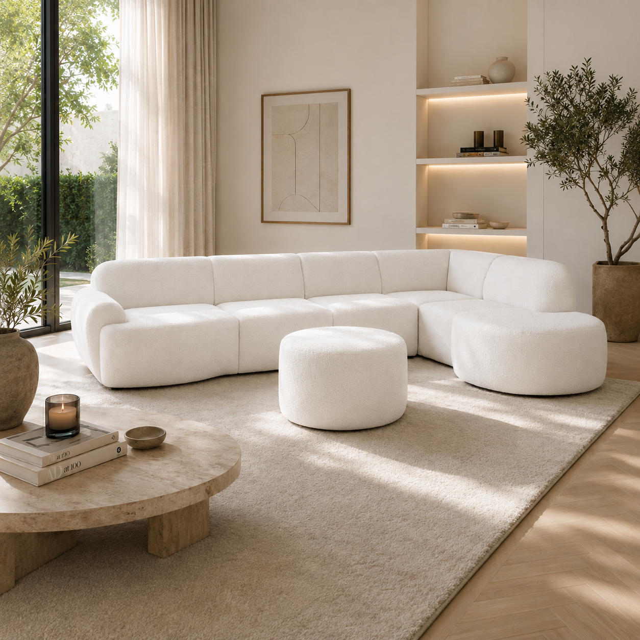 Salon Olivera in lichte stof met afgeronde vormen en ruime hoekopstelling in een warm en modern woonkamerinterieur.